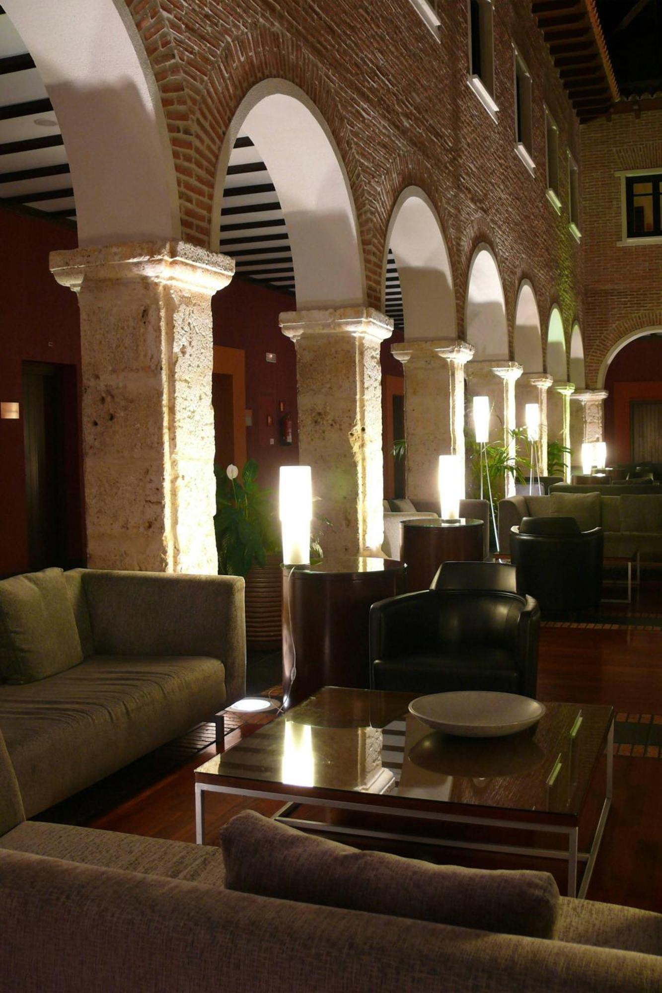 Ac Hotel Palacio De Santa Ana By Marriott Вальядолид Экстерьер фото The hotel's lobby