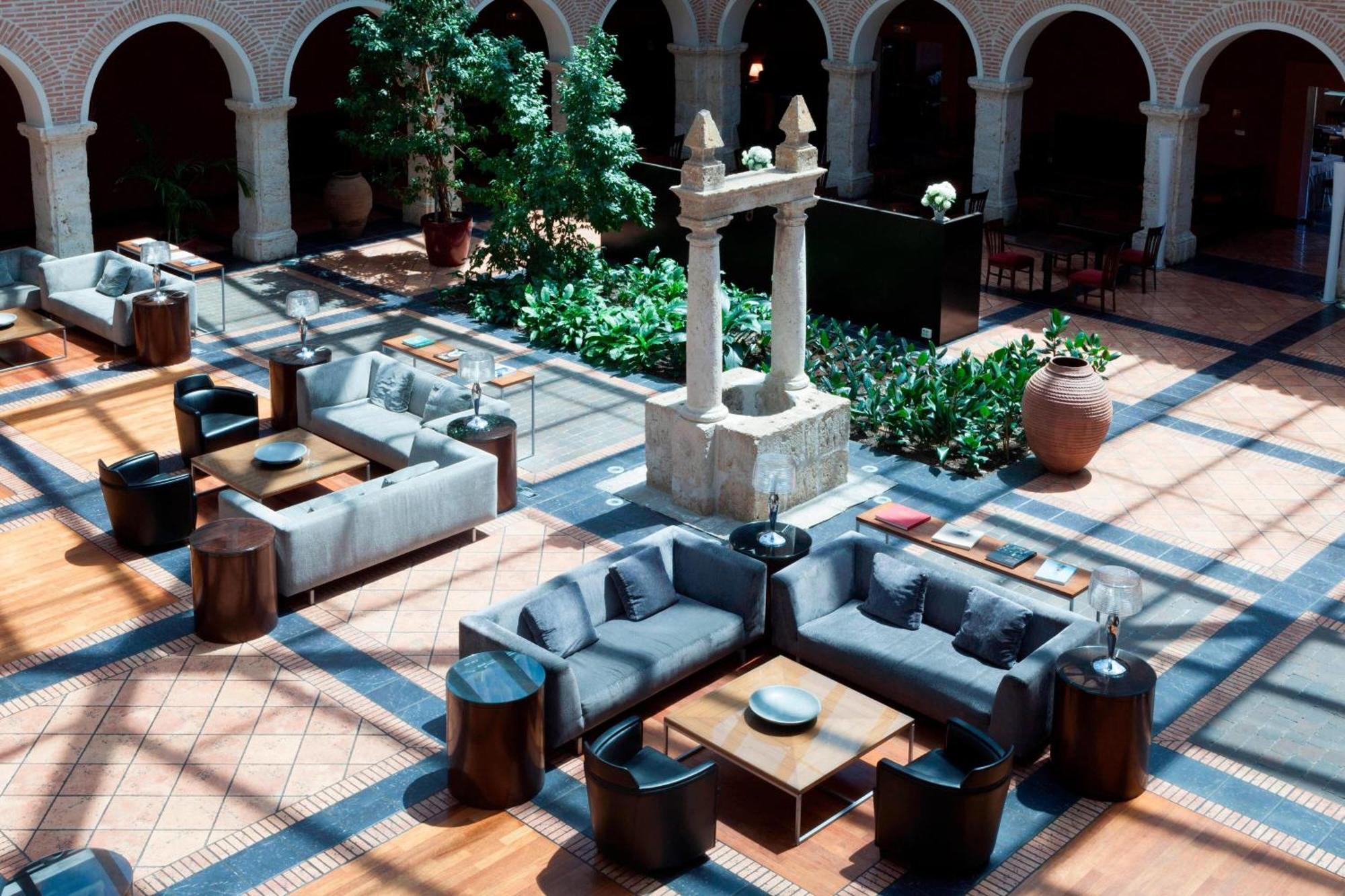 Ac Hotel Palacio De Santa Ana By Marriott Вальядолид Экстерьер фото The hotel's lobby