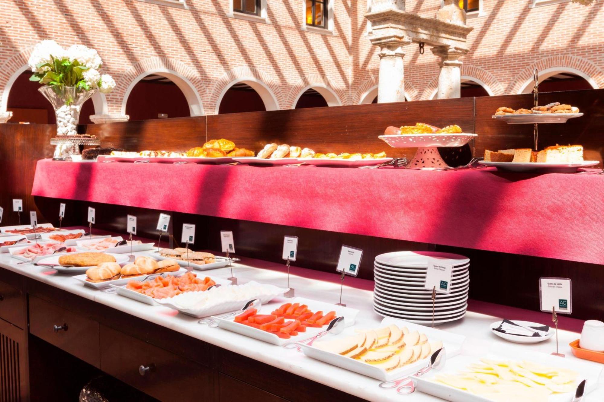 Ac Hotel Palacio De Santa Ana By Marriott Вальядолид Экстерьер фото A buffet at a hotel