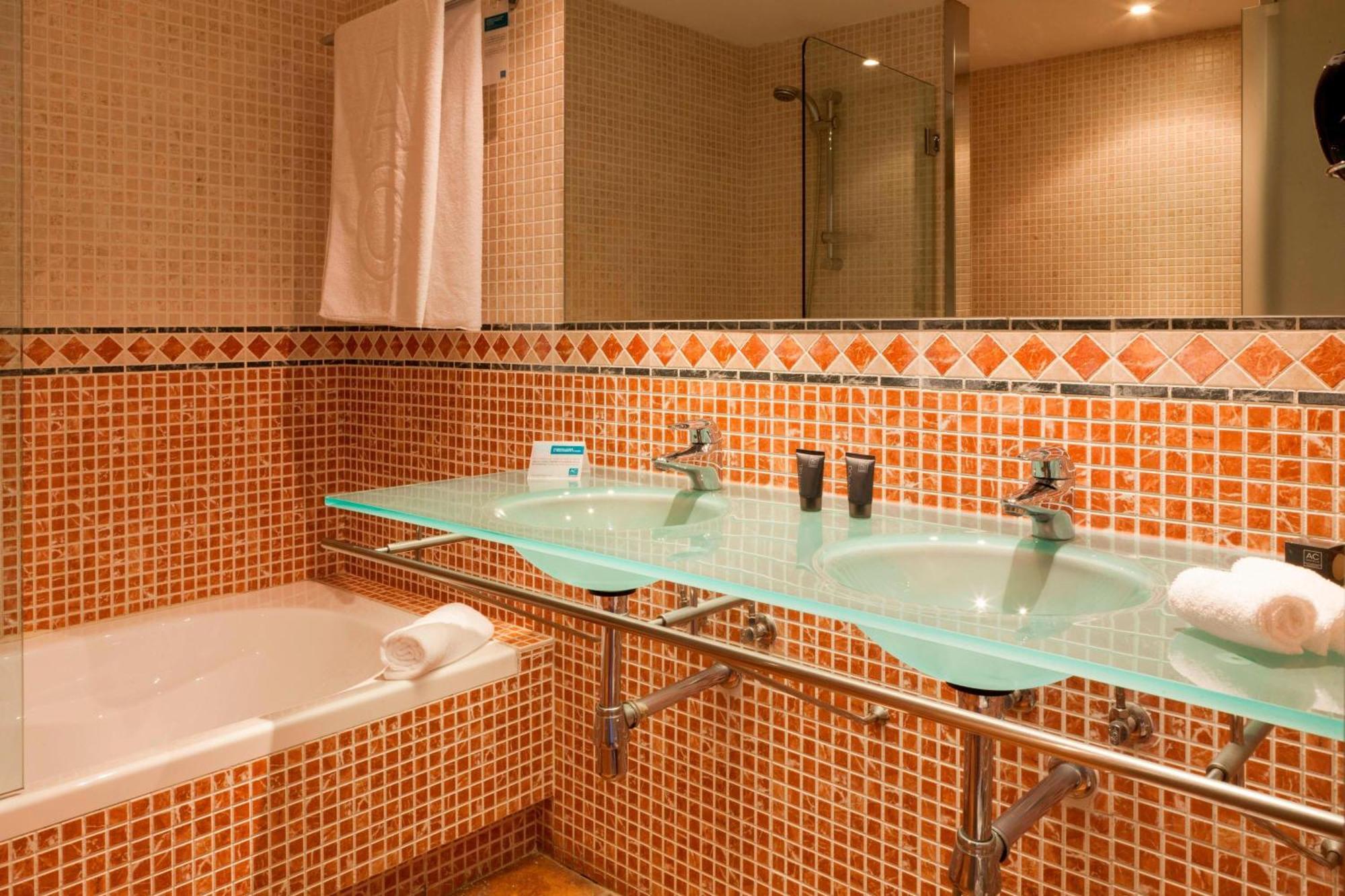 Ac Hotel Palacio De Santa Ana By Marriott Вальядолид Экстерьер фото Bathroom